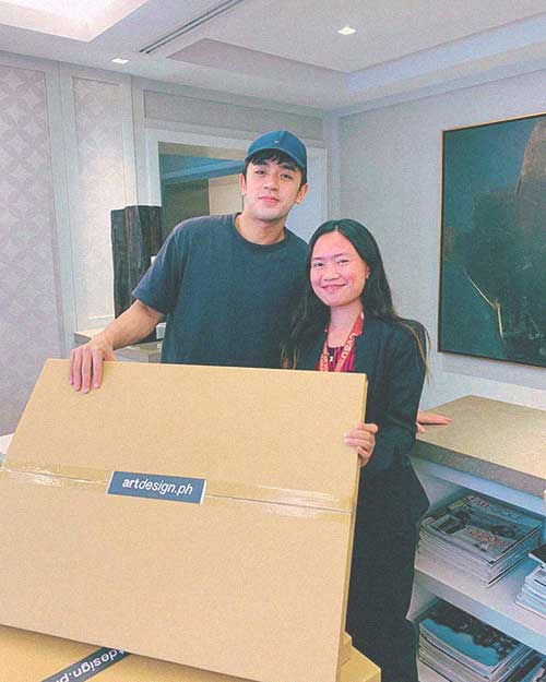 David Licauco together with a surprised personalized poster print.