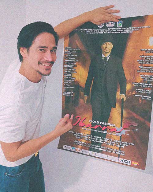 Award winning actor Piolo Pascual with his personalized poster print of Ibarra theater show